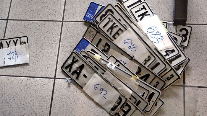 Λόγω του δημοψηφίσματος η αστυνομία επιστρέφει τις άδειες οδήγησης, τις πινακίδες και τις άδειες κυκλοφορίας. Αυτό ισχύει για συγκεκριμένες παραβάσεις
